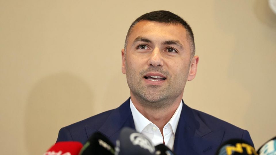 Burak Yılmaz futbolu bıraktığını açıkladı