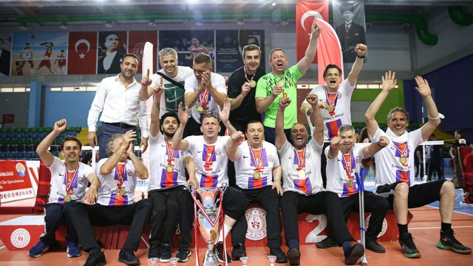 Karadeniz Ereğli Belediyespor oturarak voleybolunda şampiyon oldu