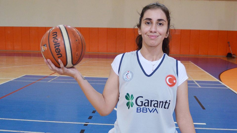 Serebral palsi hastası Begüm’ün hayatı basketbolla değişti