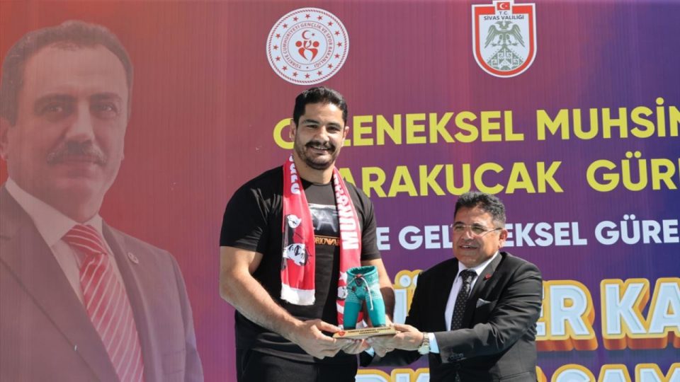 Olimpiyat şampiyonu milli güreşçi Taha Akgül’den gençlere karakucak tavsiyesi